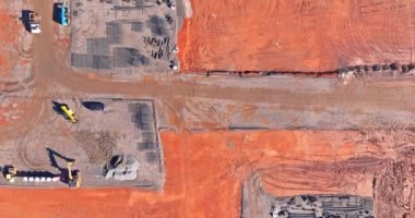 İnşaat alanının hazırlanması sırasında, çalışma sürecinde yeni binaların inşa edilmesine olanak sağlamak için beton temeller atılacak
