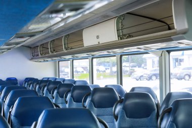 İçinde insanlar olmadan rahat koltuklar olan bir otobüs.