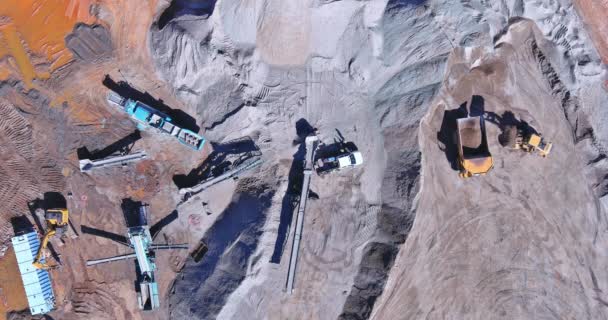 パノラマビューで砂利生産のための機械コンベアベルト粉砕岩石の概要機器 — ストック動画