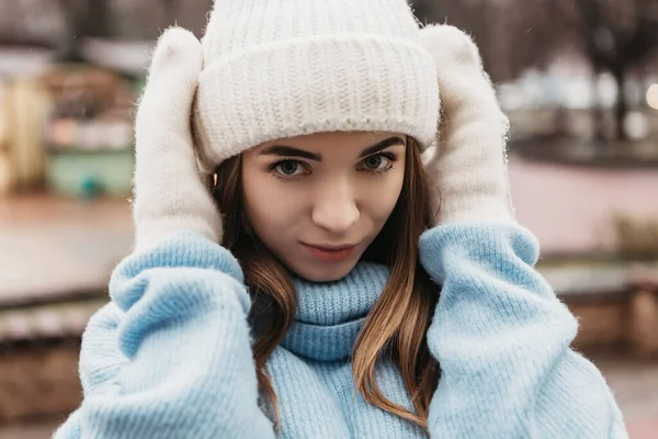 若いかなり笑みを浮かべて女性は カメラのニット帽のミトンを着て見て 寒い天候 冬の休日 新年のクリスマスフェアの装飾 バレンタインデーのコンセプトコピースペース — ストック写真