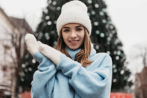 Mladá Hezká Usměvavá Žena Dívá Kamery Oblečená Pletených Rukavicích Studené — Stock fotografie