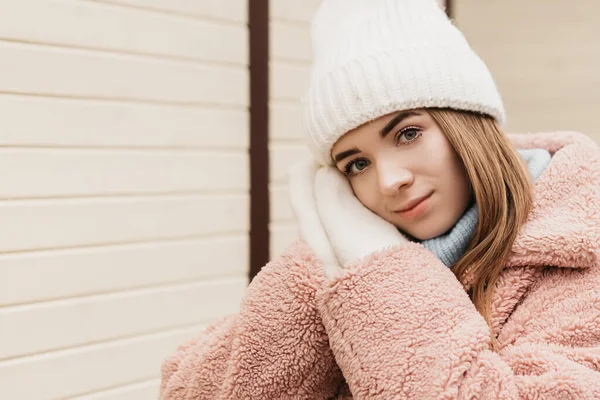 Mladá Hezká Usměvavá Žena Dívá Kamery Oblečená Pletených Rukavicích Studené — Stock fotografie