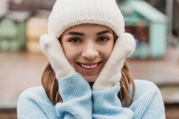 若いかなり笑みを浮かべて女性は カメラのニット帽のミトンを着て見て 寒い天候 冬の休日 新年のクリスマスフェアの装飾 バレンタインデーのコンセプトコピースペース — ストック写真
