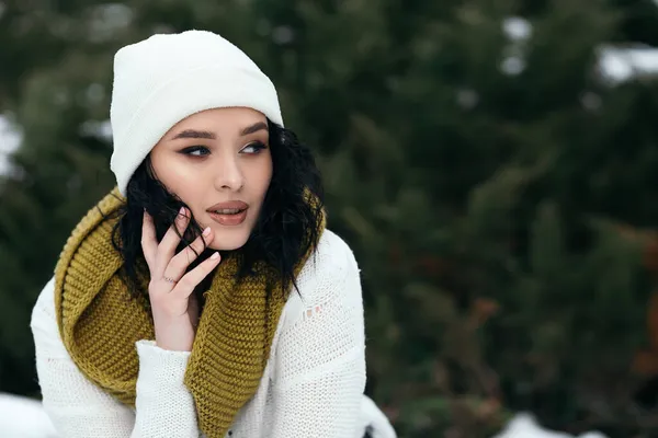 Bonita Mulher Sorrir Stand Fora Rua Neve Parque Velho Floresta — Fotografia de Stock