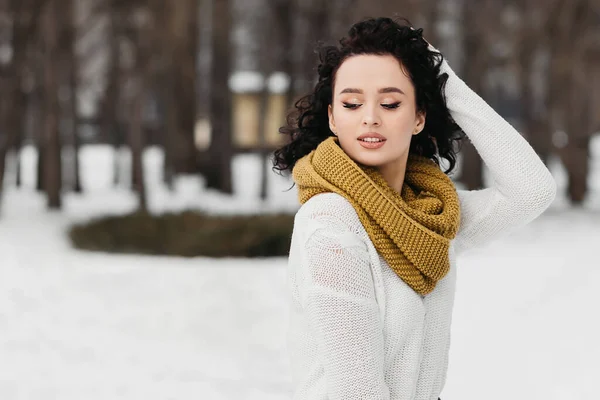 Bella Donna Sorriso Stand Fuori Strada Neve Vecchio Parco Foresta — Foto Stock