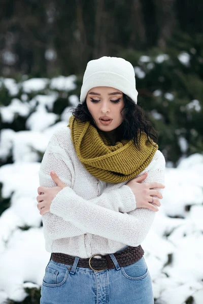 Vacker Kvinna Leende Stå Utanför Gatan Snö Gammal Park Skog — Stockfoto