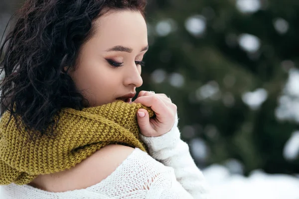 Bonita Mulher Sorrir Stand Fora Rua Neve Parque Velho Floresta — Fotografia de Stock