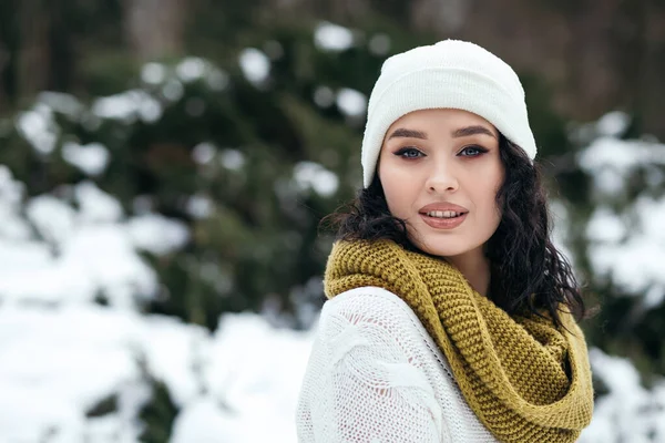 Красивая Женщина Улыбка Стоять Улице Снег Старый Парк Лесной Погоды — стоковое фото