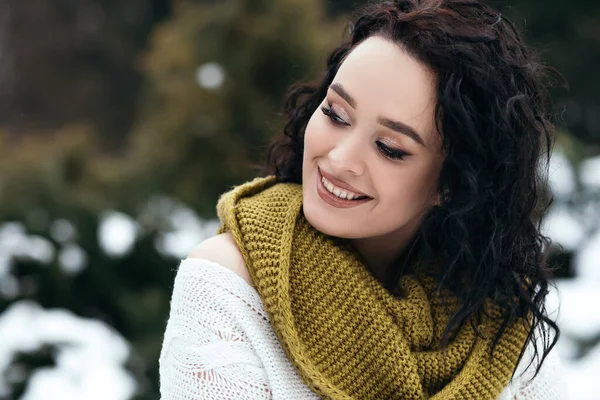 Bonita Mulher Sorrir Stand Fora Rua Neve Parque Velho Floresta — Fotografia de Stock