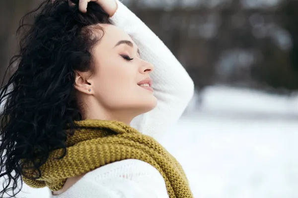 Bonita Mulher Sorrir Stand Fora Rua Neve Parque Velho Floresta — Fotografia de Stock