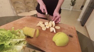 Sarışın temizlikçi spor kadın, aile eğitimi için kahvaltıda sağlıklı vejetaryen salata yemeği pişirmek için ince bir mutfak masası olmak istiyor. Eş sağlık hizmeti konsepti. Organik taze bitkiler.