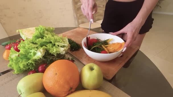 Loira Dona Casa Esporte Mulher Quer Ser Slim Stand Cozinha — Vídeo de Stock