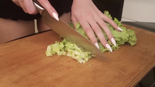 Blonde Haushälterin Sportlerin Stehen Küchentisch Kochen Gesunde Nahrung Scheiben Chinakohl — Stockvideo