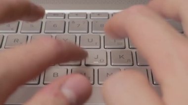 Dizüstü bilgisayarda klavye yazan erkek elleri kapatın. İşle meşgul çalışan programcı yönetici kişi internetten bilgi arıyor. Evde taşınabilir bilgisayarla çalışan Freelancer