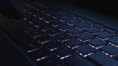 Dizüstü bilgisayarda klavye yazan erkek elleri kapatın. İşle meşgul çalışan programcı yönetici kişi gece yarısı bilgisayar korsanı kodlu bir virüs yazdı. Evde çalışan serbest çalışan biri.
