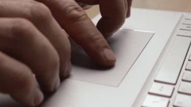 Erkek eller dizüstü bilgisayarda klavye dokunmatik sensörü yazıyor. İşle meşgul çalışan programcı yönetici kişi interneti arıyor. Evde bilgisayarla çalışan serbest çalışan