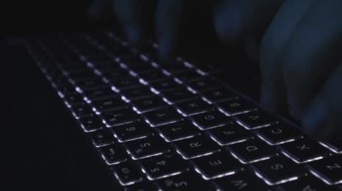 Dizüstü bilgisayarda klavye yazan erkek elleri kapatın. İşle meşgul çalışan programcı yönetici kişi gece yarısı bilgisayar korsanı kodlu bir virüs yazdı. Evde çalışan serbest çalışan biri.