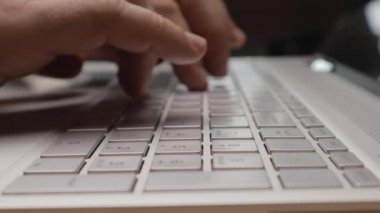 Dizüstü bilgisayarda klavye yazan erkek elleri kapatın. İşle meşgul çalışan programcı yönetici kişi internetten bilgi arıyor. Evde taşınabilir bilgisayarla çalışan Freelancer
