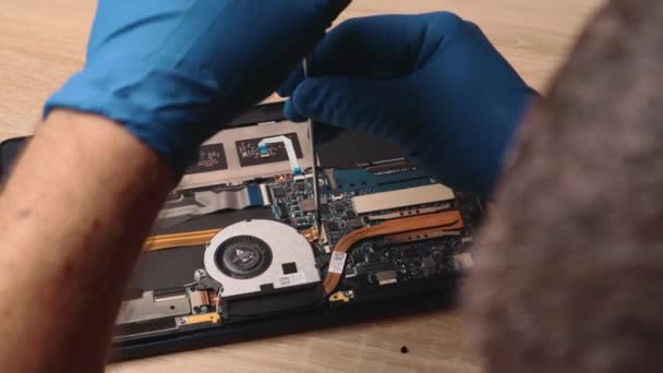 Hombre Técnico Ingeniero Manos Guantes Reparación Portátil Dispositivo Portátil Desmontaje — Vídeo de stock