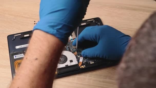 Hombre Técnico Ingeniero Manos Guantes Reparación Portátil Dispositivo Portátil Desmontaje — Vídeo de stock