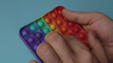 Basit bir gamzeli, renkli stres önleyici, patlayan bir adam. Fidget trend kauçuk çocuklar oyun oynamak için nöropati oynuyorlar. Uzayı kopyala Gökkuşağı parmak aleti. Silikon