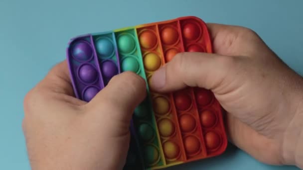 Simples Covinha Colorido Stress Pop Homem Segurar Mão Estalando Fidget — Vídeo de Stock