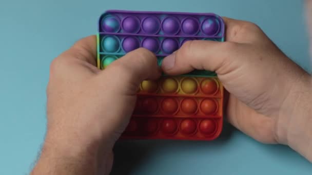 Semplice Fossetta Colorata Stress Pop Che Uomo Tiene Mano Popping — Video Stock