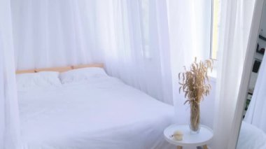 Lüks ev, modern yatak odası... iç daireler... beyaz yatak çarşafları... güneşli gün ışığı... güzel ışıklandırılmış oda... 4K görüntüler...
