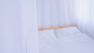 Lüks ev, modern yatak odası... iç daireler... beyaz yatak çarşafları... güneşli gün ışığı... güzel ışıklandırılmış oda... 4K görüntüler...