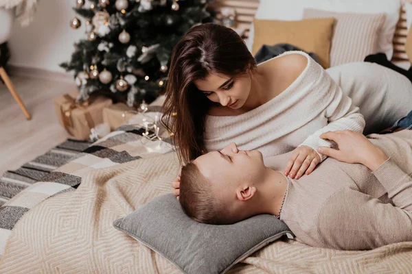 Encantador Jovem Casal Romântico Deitado Cama Guirlandas Beijando Abraçando Casa — Fotografia de Stock