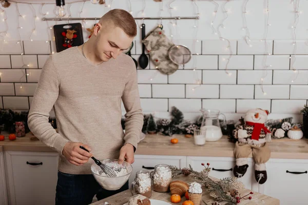Mladý Muž Stojící Kuchyně Vaření Večeře Pro Rodinu Domácí Útulný — Stock fotografie