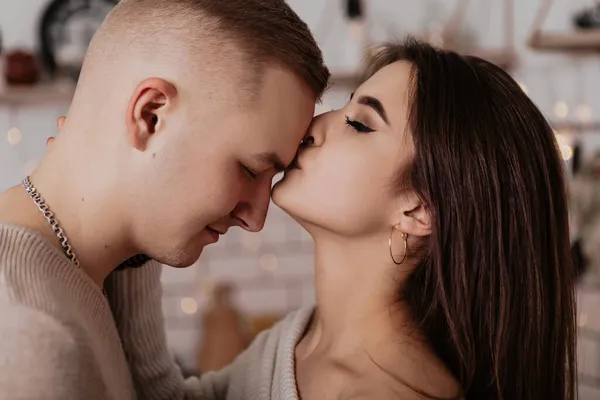 Close Encantador Jovem Casal Romântico Beijando Abraçando Casa Atmosfera Interior — Fotografia de Stock