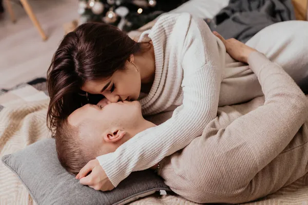 Mooi Jong Romantisch Paar Liggend Bed Bloemenslingers Zoenen Knuffelen Huis — Stockfoto