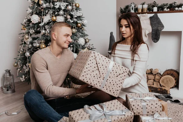 Lovely Young Romantic Couple Sitting Open Gifts Presents Shocked Surprised — Stock Photo, Image