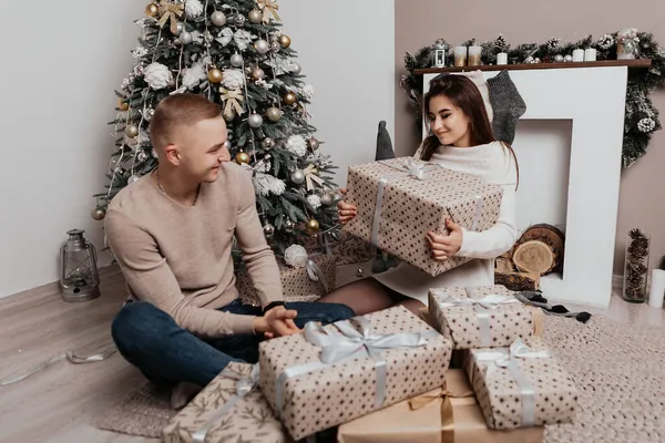 Lovely Young Romantic Couple Sitting Open Gifts Presents Shocked Surprised — Stock Photo, Image