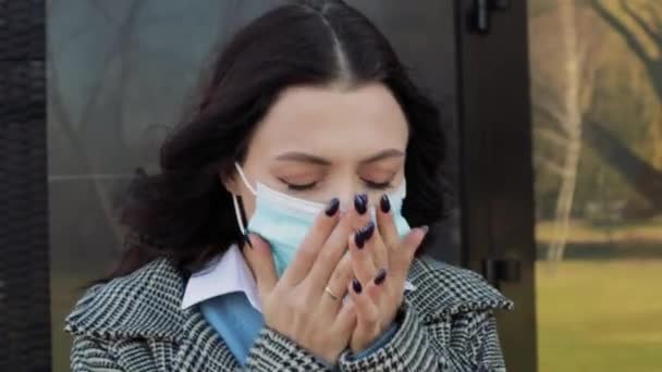 Close Widok Kobieta Stać Ulicy Nosić Medyczny Niebieski Twarz Jednorazowa — Wideo stockowe