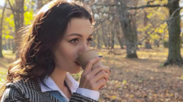 Caddedeki Kafe Restoranının Önünde Duran Güzel Girişimci Kadın Sıcak Içkinin — Stok video