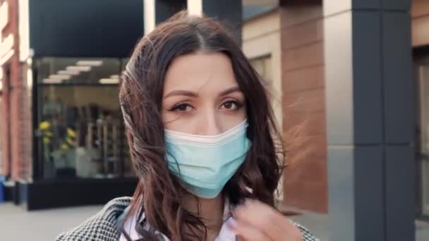 Close View Vrouw Staan Straat Neemt Medische Blauwe Gezicht Wegwerpmasker — Stockvideo