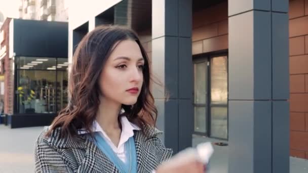 Zblízka Pohled Žena Stát Ulice Kašlání Kýchající Výtok Nosu Používá — Stock video