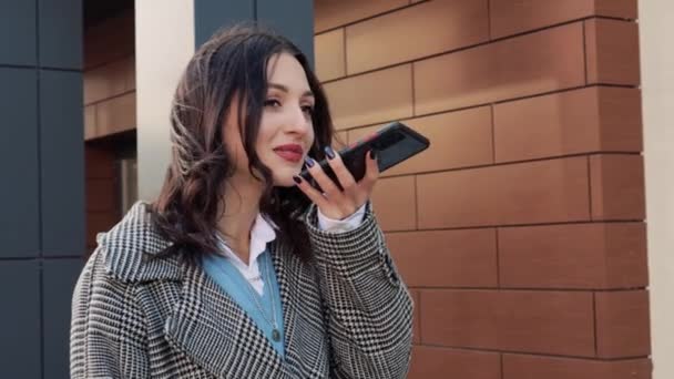 Gülümseyen Mutlu Bir Kadın Sokak Kaydında Akıllı Telefon Taşınabilir Cihaz — Stok video