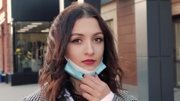 Közelkép Stand Street Felvesz Orvosi Kék Arc Eldobható Maszk Nézi — Stock videók