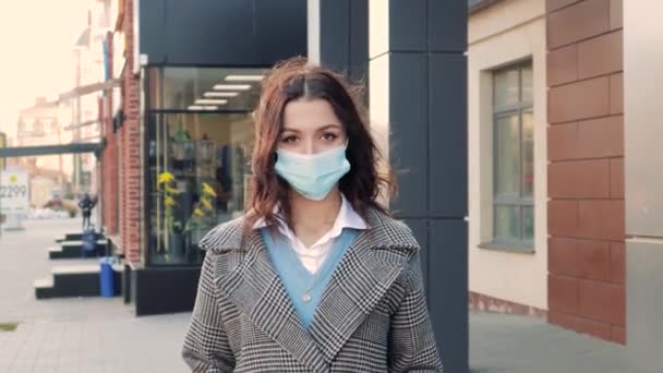 Avrupalı Bir Kadın Alışveriş Yaptıktan Sonra Yürüyen Renkli Çantalarla Ele — Stok video