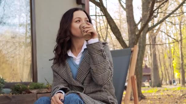 Güzel Öğrenci Girişimci Kadın Şezlongda Oturuyor Sokak Kafesi Restoranının Önünde — Stok video