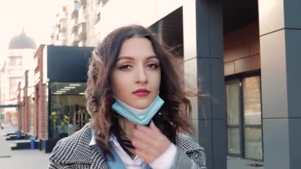Közelkép Stand Street Felvesz Orvosi Kék Arc Eldobható Maszk Nézi — Stock videók