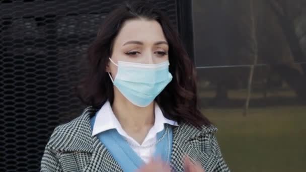 Manzaralı Kadın Sokakta Durup Tek Kullanımlık Tıbbi Maske Takıyor Hapşıran — Stok video