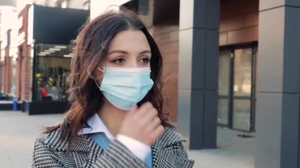 Vedere Aproape Femeie Stand Street Medical Albastru Fata Unică Folosință — Videoclip de stoc