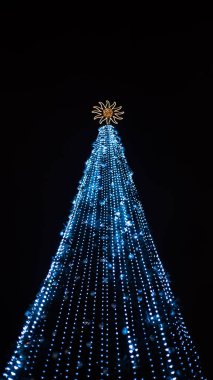 İyi akşamlar, parıldayan Noel ağacı Bokeh arka plan efektleri sokağı Kafe restoranının yanında. Şehir merkezinde hayat lambaları, çelenkler. Yeni yıl partisi konsepti. 