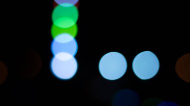 Kafe restoranının yakınındaki Bokeh arka plan efekti sokağında parıldayan soyut bir akşam. Şehir yaşamının odağından çıkarılmış altın renkli çelenkleri bulanıklaştırıyor. Yılbaşı partisi konsepti. 