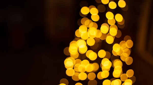 カフェレストランの近くの外の抽象的な夜輝くボケの背景効果通り 都市部の生活を汚した黄金の電球のガーランドをぼかす クリスマス ニューイヤーパーティーのコンセプト — ストック写真