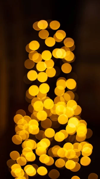 摘要傍晚时分 夜光闪烁着的背景效果街道附近的咖啡馆餐厅 城市生活的脱色模糊了金色灯泡的花环 圣诞新年派对假期的概念 — 图库照片